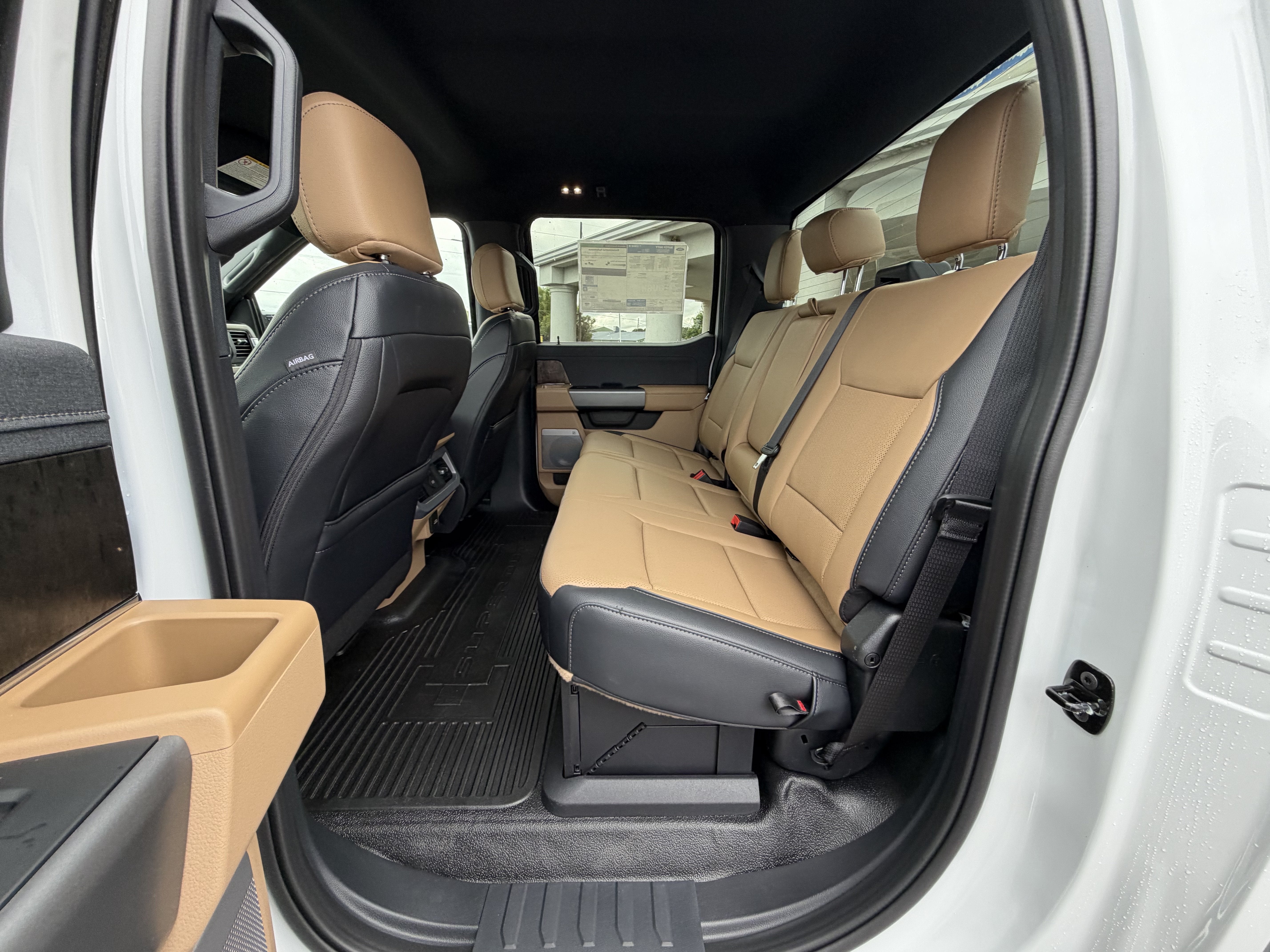 2027 Ford Super Duty F-350 SRW F-350® Lariat®