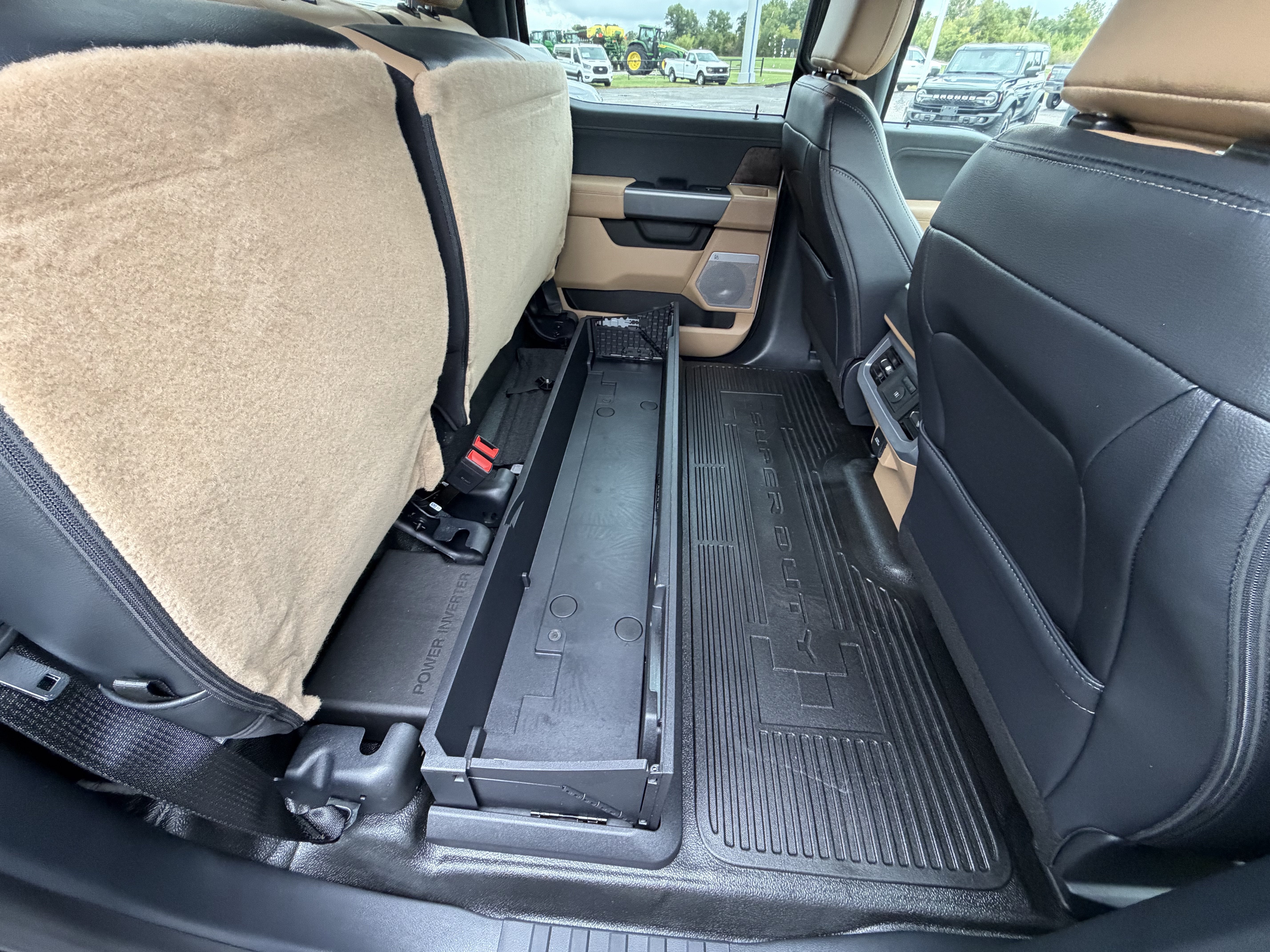 2027 Ford Super Duty F-350 SRW F-350® Lariat®