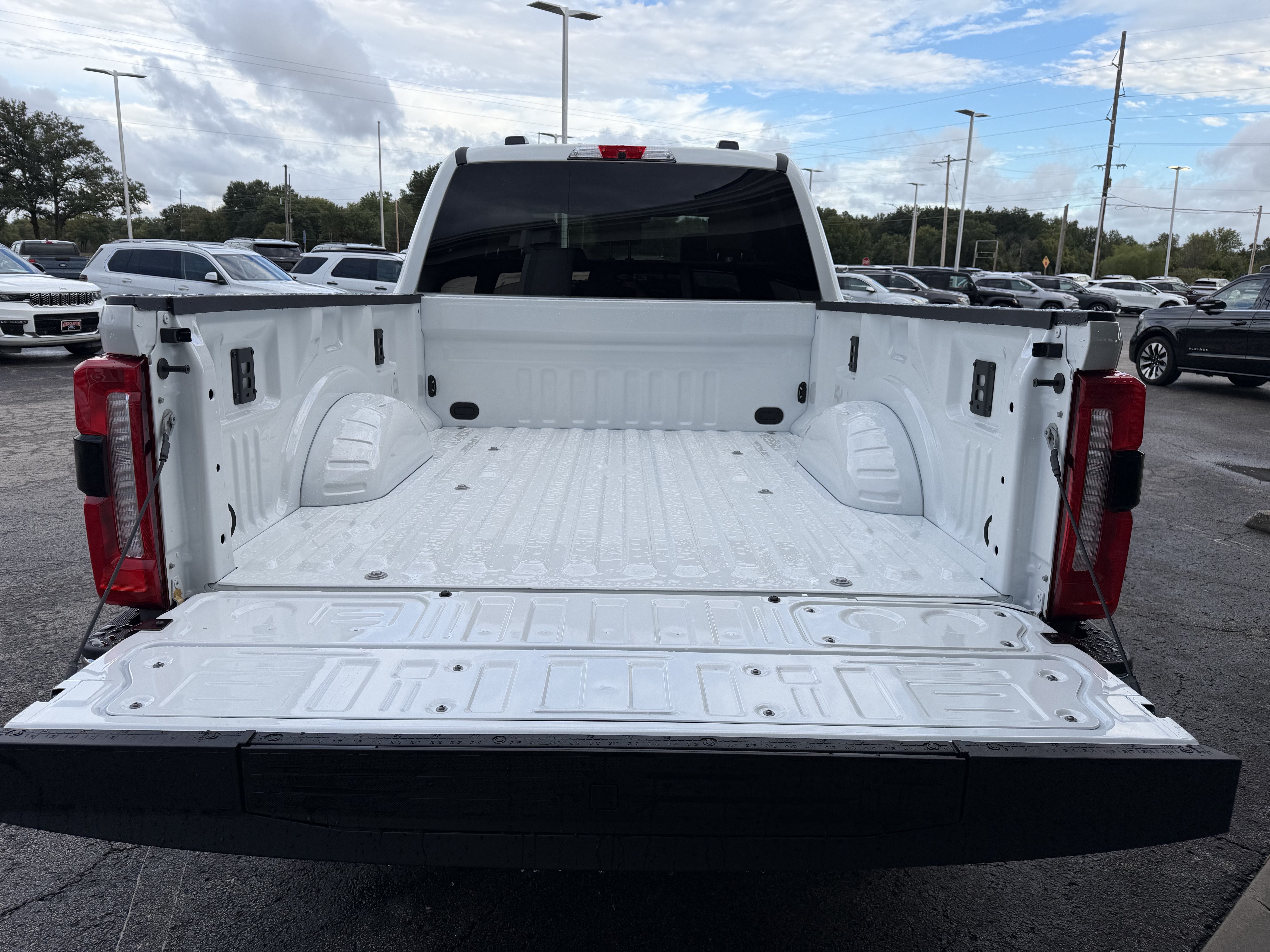 2027 Ford Super Duty F-350 SRW F-350® Lariat®