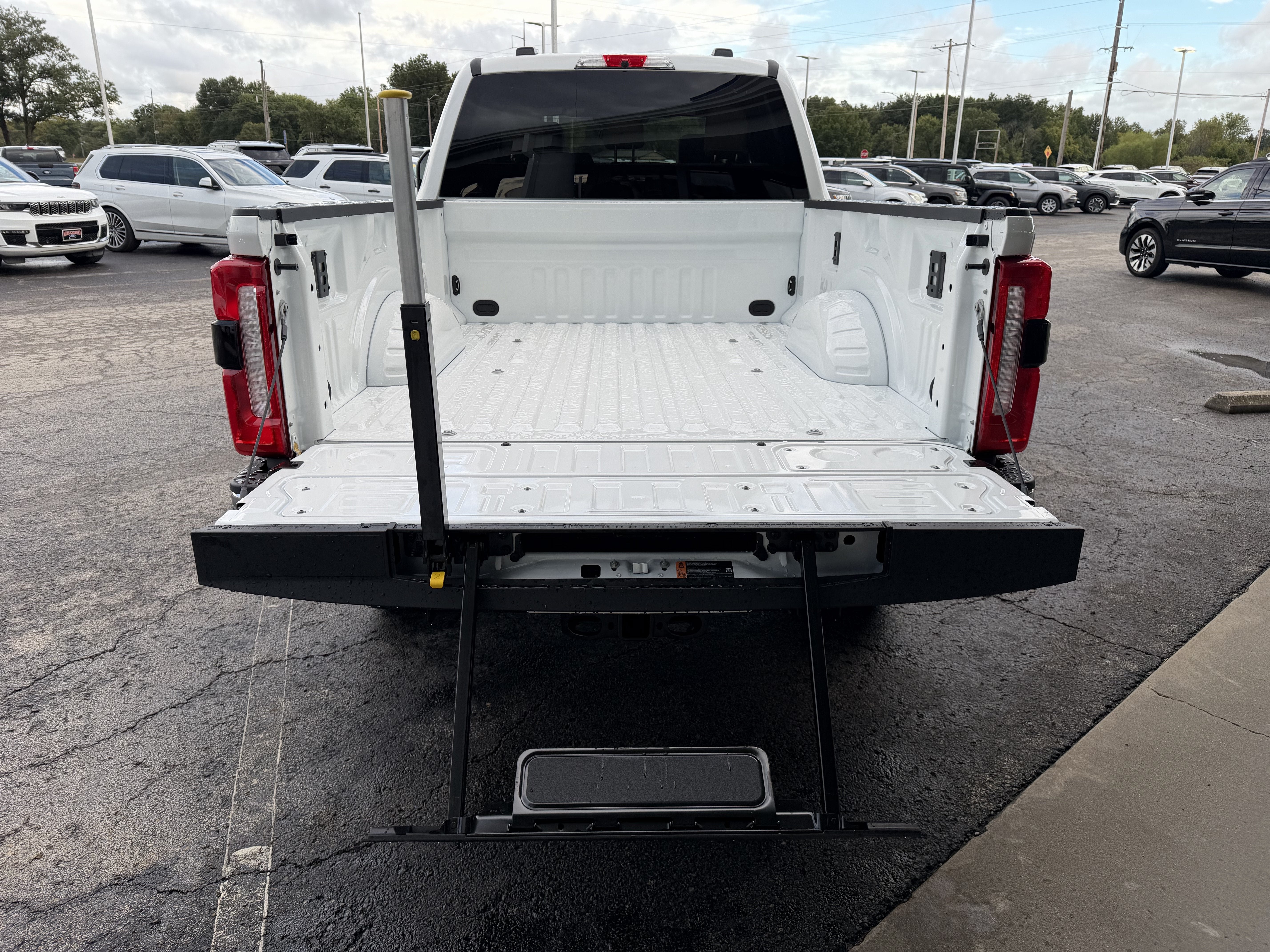 2027 Ford Super Duty F-350 SRW F-350® Lariat®