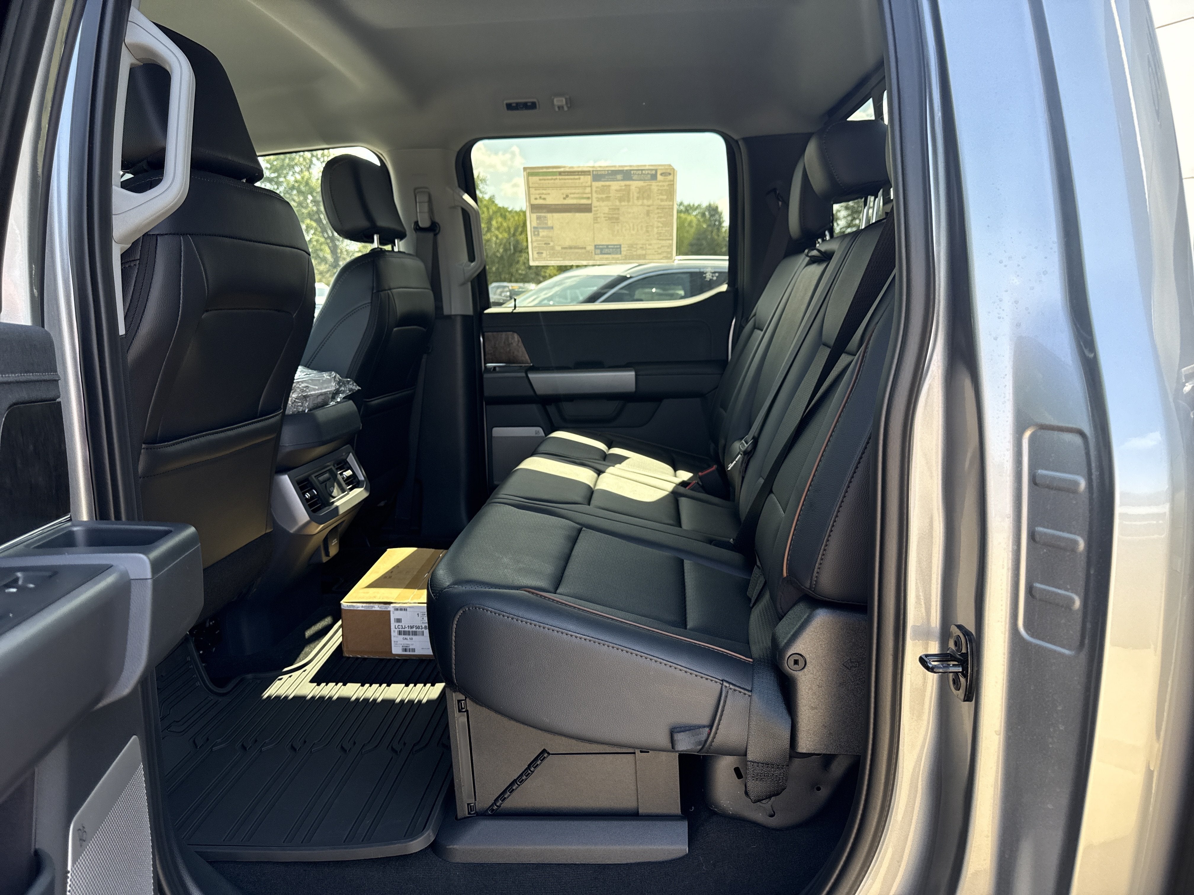 2027 Ford Super Duty F-250 SRW F-250® Lariat®