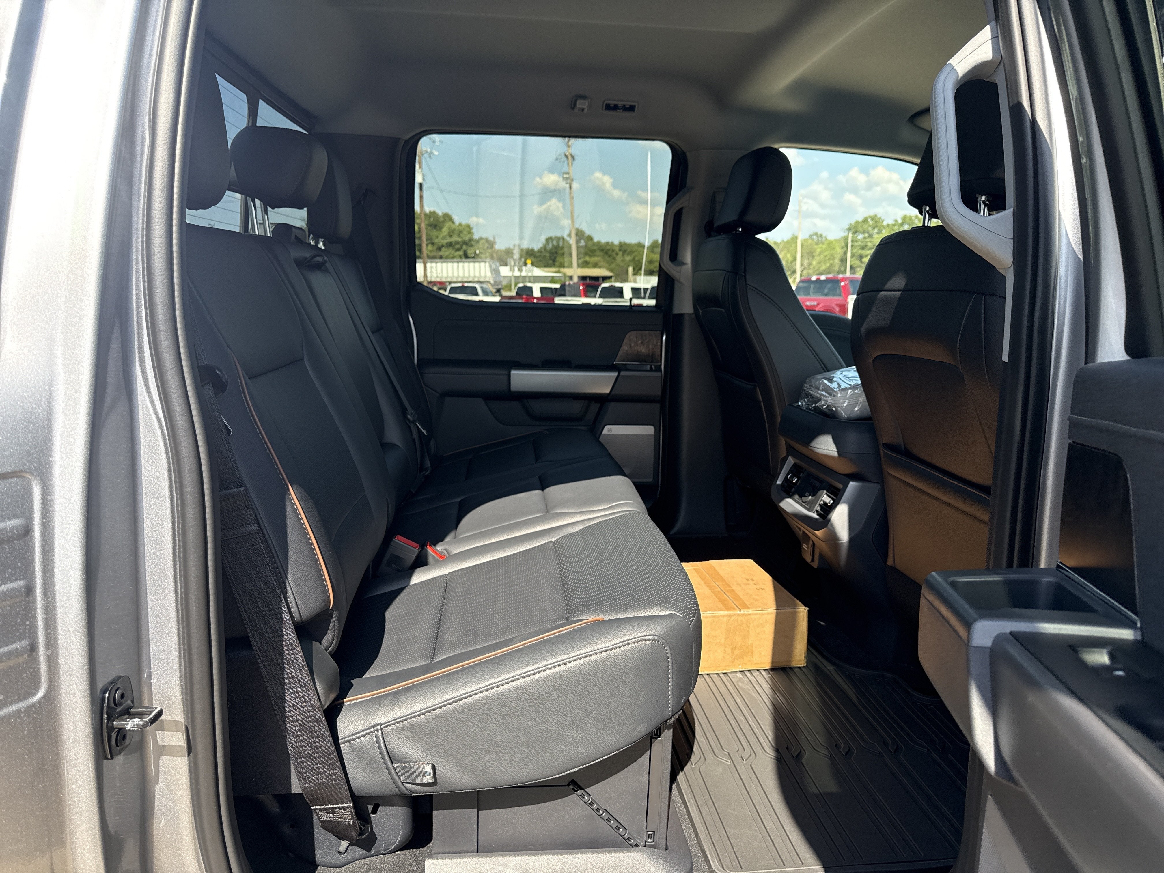 2027 Ford Super Duty F-250 SRW F-250® Lariat®
