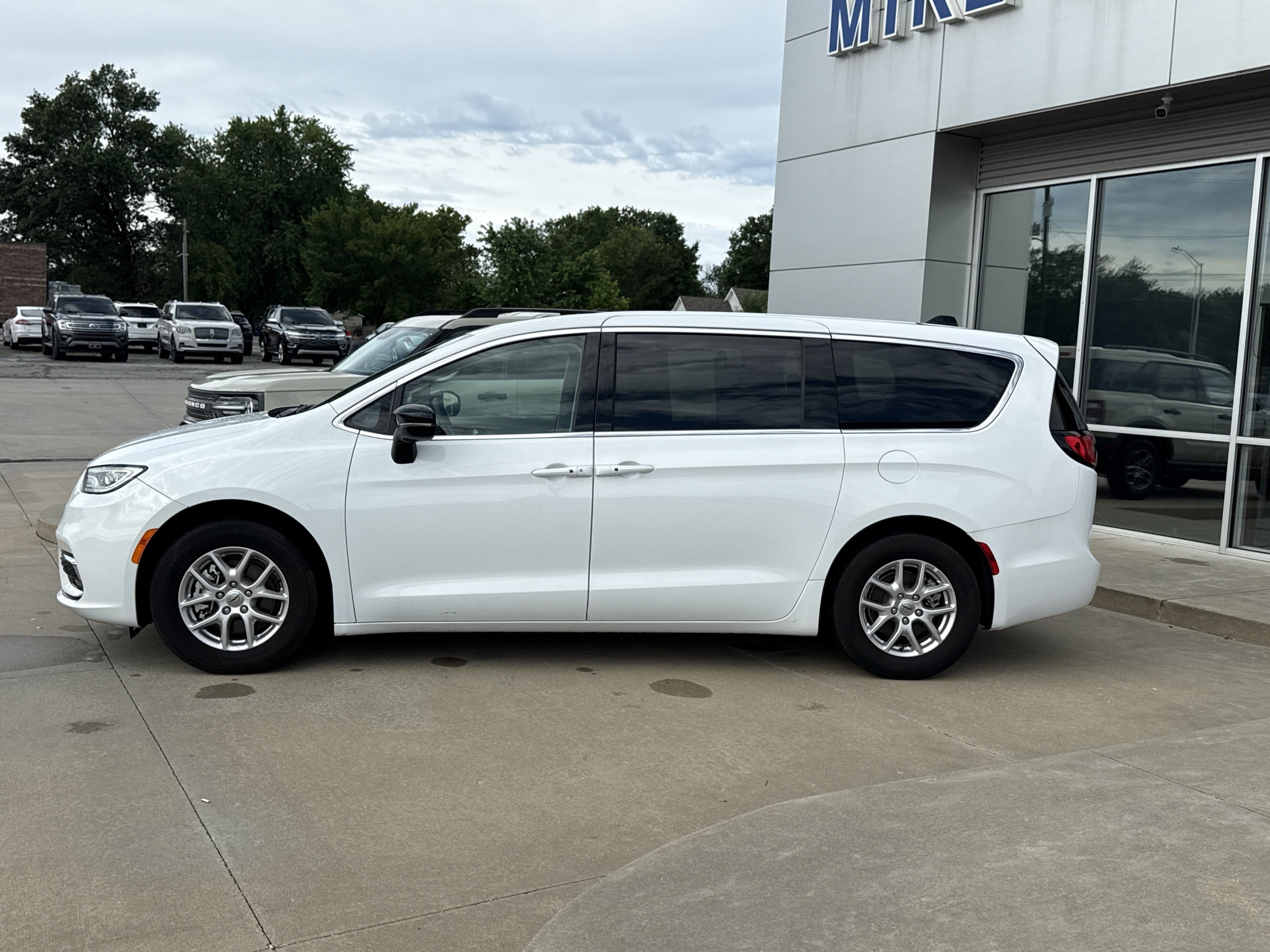 2024 Chrysler Pacifica Touring L